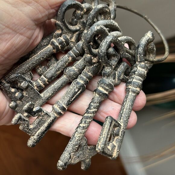 Cast Iron Seven-Piece keys heavy & large skeleton keys (all different) - Picture 6 of 6